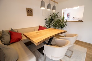 Dining - Ferienwohnung Lorenz Terr., 2 Schlafzimmer, Wlan, Max. 4p., Hunde erl (Ruhpolding)