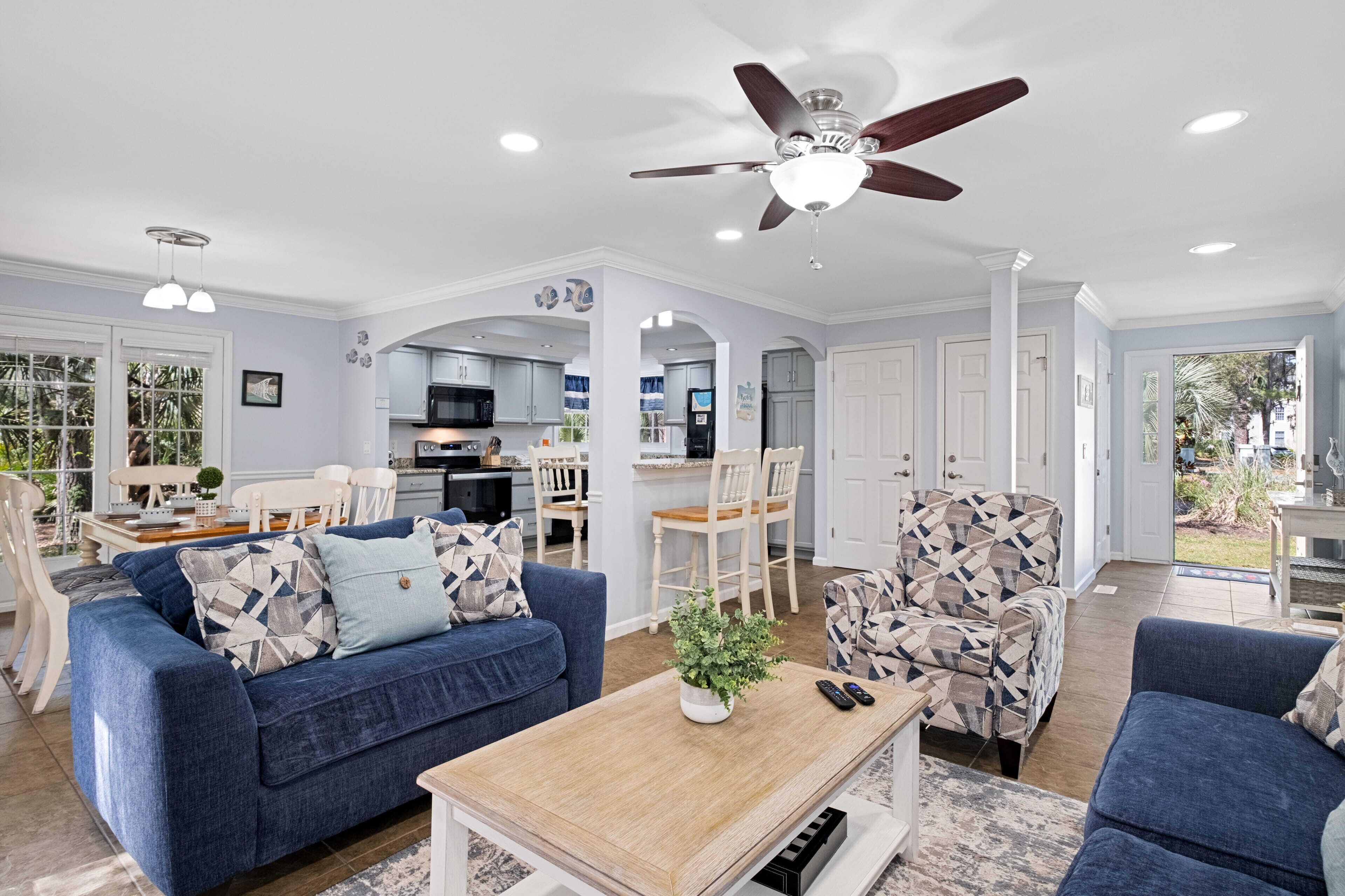 5⭐️ Walk to Beach Pool Tennis Golf! Close to shopping dining watersports & more!