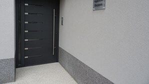 A black door with a metal handle and a sign above it that reads "Apartma Borjana". - Hiša Kramer - Apartment Borjana (Kobarid)