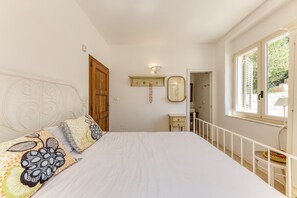 3 bedrooms, free WiFi - Sea view pool villa w/ garden, 2km from sand (Torre Pali)