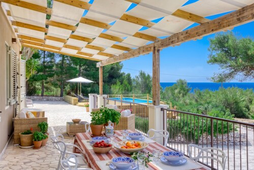 Sea view pool villa w/ garden, 2km from sand