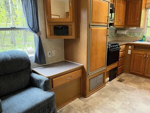 Réfrigérateur, micro-ondes, plaque de cuisson, cafetière/bouilloire