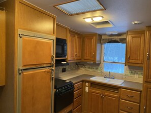 Réfrigérateur, micro-ondes, plaque de cuisson, cafetière/bouilloire