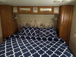 1 bedroom, bed sheets