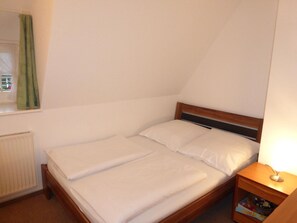 3 bedrooms, travel crib, WiFi