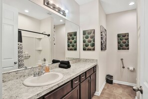 Shower, hair dryer, towels, soap - COZY 4 BEDROOM RANCH NEAR JAX (Jacksonville)