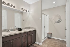 Douche, sèche-cheveux, serviettes fournies, savon