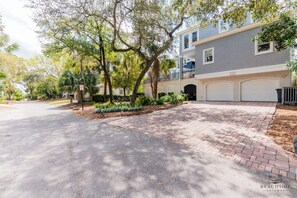 Property grounds - 20 Egret Street - Southern Charm and Elegance (Hilton Head Island)