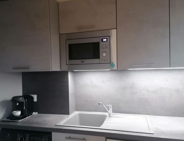 Réfrigérateur, micro-ondes, four, plaque de cuisson