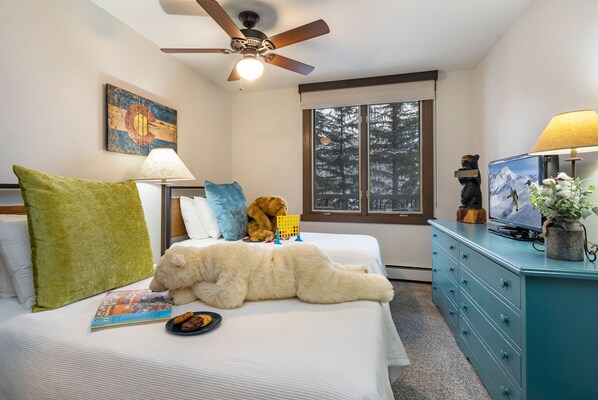 3 bedrooms, iron/ironing board, Internet, bed sheets