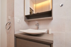 Baignoire, sèche-cheveux, serviettes fournies, savon