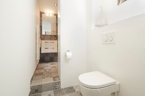 Baignoire, sèche-cheveux, serviettes fournies, savon