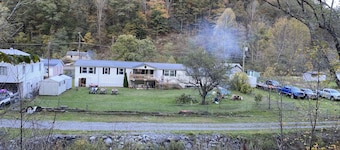 Trail Side Inn 4 bed 2 bath with trail access to 4 Hatfield-McCOY trails system