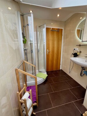Dusche, Haartrockner, Handtücher, Seife