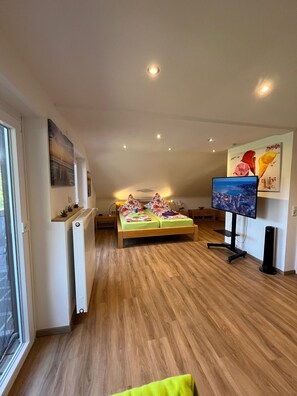 Tallelokero huoneessa, ilmainen Wi-Fi, vuodevaatteet