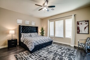 3 bedrooms, desk, iron/ironing board, free WiFi - Luxury 3 Bed / 3.5 bath Residence with Sparkling Heated Pool (Henderson)