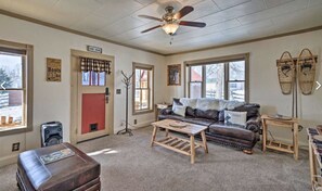 Smart TV, fireplace, books, stereo