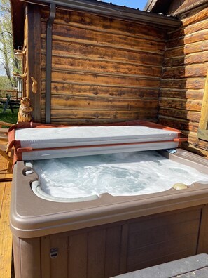Outdoor spa tub