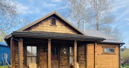 Historic Cabin w/Hot Tub- near red lodge, visit Beartooth Pass & Yellowstone