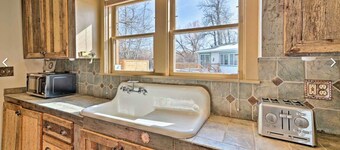 Historic Cabin w/Hot Tub- near red lodge, visit Beartooth Pass & Yellowstone