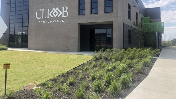 Ein modernes Gebäude mit dem Schriftzug "CLIOB BENTONVILLE" auf der Fassade.