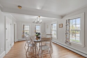 Dining - Charming Kennebunk Cape - Walk to Dock Square! (Kennebunk)