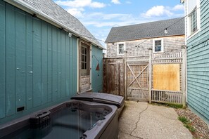 Outdoor spa tub - Charming Kennebunk Cape - Walk to Dock Square! (Kennebunk)