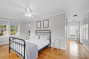 5 bedrooms, iron/ironing board, free WiFi, bed sheets - Charming Kennebunk Cape - Walk to Dock Square! (Kennebunk)