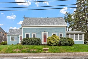 Exterior - Charming Kennebunk Cape - Walk to Dock Square! (Kennebunk)