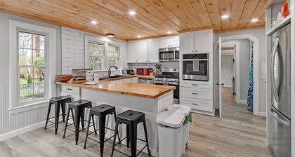Charming Kennebunk Cape - Walk to Dock Square!