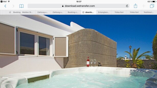 A modern house with a large outdoor hot tub, a bottle of wine, and two glasses. - Private villa with pool and whirlpool in a quiet location (Puerto del Carmen)