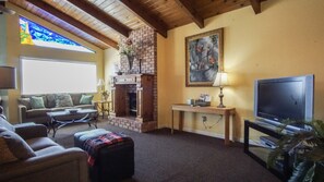 Televisión, chimenea y reproductor de DVD 