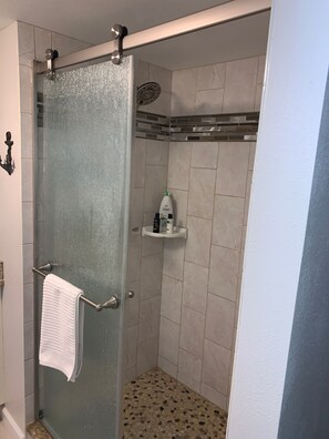 Shower, hair dryer, towels, soap - Riverfront Luxury Hideaway (Sebastian)