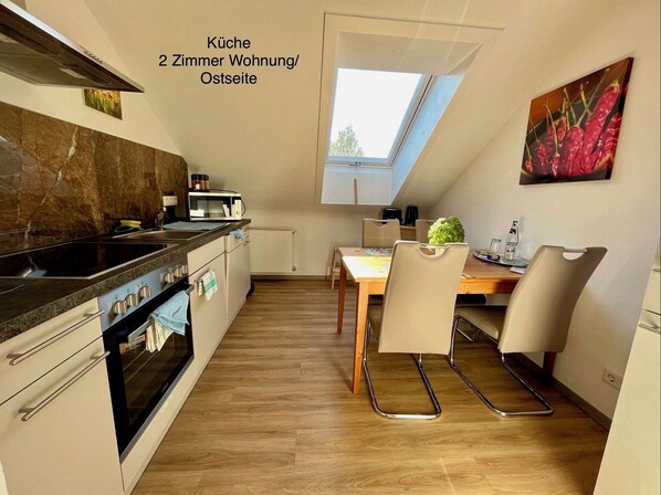 Fridge, microwave, oven, stovetop - Gemütliche 2-zimmer WHG mit Balkon /parkplatz Ost/ Halbinsel Höri /bodensee (Moos)