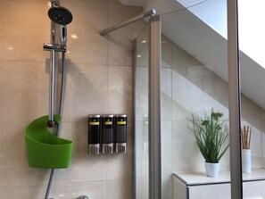 Dusche, Haartrockner, Handtücher, Seife