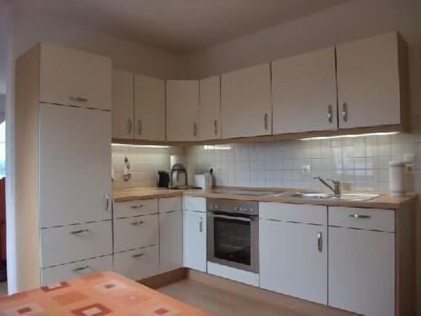 Kühlschrank, Mikrowelle, Geschirrspüler, Toaster
