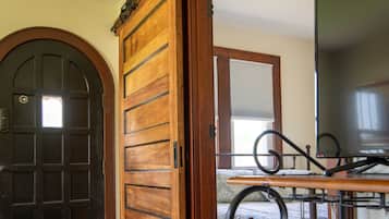 2 habitaciones, tabla de planchar con plancha, cuna de viaje y wifi