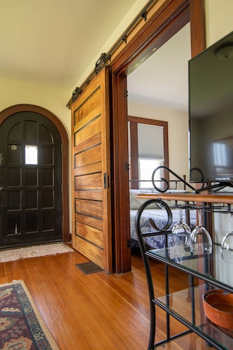 Residence on the Roundabout