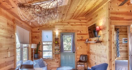 Fun Treehouse Getaway • Firepit • Lake Access