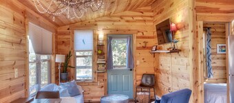 Fun Treehouse Getaway • Firepit • Lake Access
