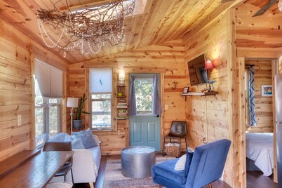 Fun Treehouse Getaway • Firepit • Lake Access