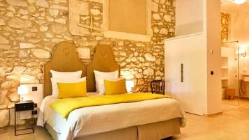 5 chambres, bureau, fer et planche Ă repasser, lit parapluie