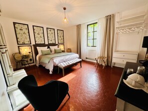 5 habitaciones, escritorio y tabla de planchar con plancha 