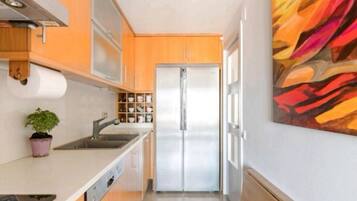 Mikrowelle, Geschirrspüler, Wasserkocher mit Kaffee-/Teezubehör