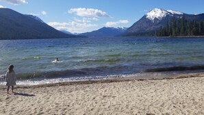 A beach with a clear view of a lake and mountains in the background. - Luxe family and pet friendly chalet in private, forested setting (Leavenworth)
