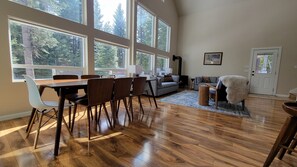 Dining - Luxe family and pet friendly chalet in private, forested setting (Leavenworth)