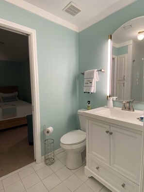 Dusche, Haartrockner, Handtücher, Seife