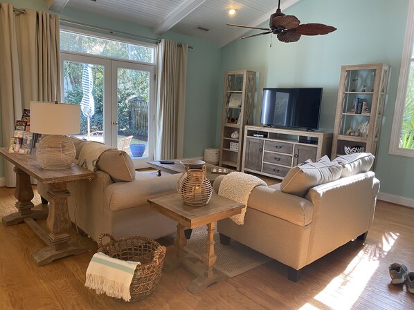 Smart TV, fireplace, DVD player, books - Quick Walk To The Beach, Family friendly and Excellent Amenities! (Pawleys Island)