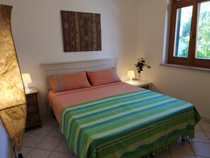 2 slaapkamers, een strijkplank/strijkijzer, gratis wifi, beddengoed