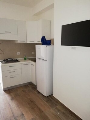 Kühlschrank, Kochgeschirr/Geschirr/Besteck, Esstisch